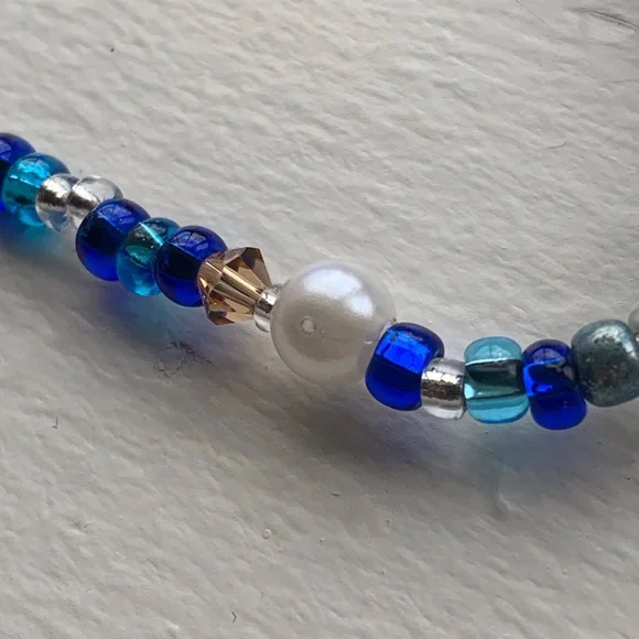 Blue and white toned seed bead bracelet white pearls gold beads stretchy - Picture 5 of 6